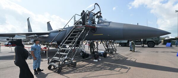 Chiến đấu cơ F-15SG trước khi trình diễn tại Singapore Airshow 2016. Chiến đấu cơ F-15SG trước khi trình diễn tại Singapore Airshow 2016. - Sputnik Việt Nam
