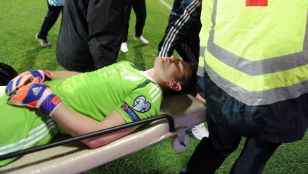 Thủ môn Nga Igor Akinfeev, bị thương trong trận đấu vòng loại Giải vô địch bóng đá châu Âu 2016 giữa đội tuyển quốc gia Montenegro và Nga, được các nhân viên y tế đưa ra khỏi sân. - Sputnik Việt Nam