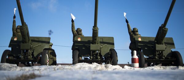 Tập huấn quân sự của các chiến sĩ Tiển đoàn pháo số 449, thuộc Quân khu phía Tây. - Sputnik Việt Nam