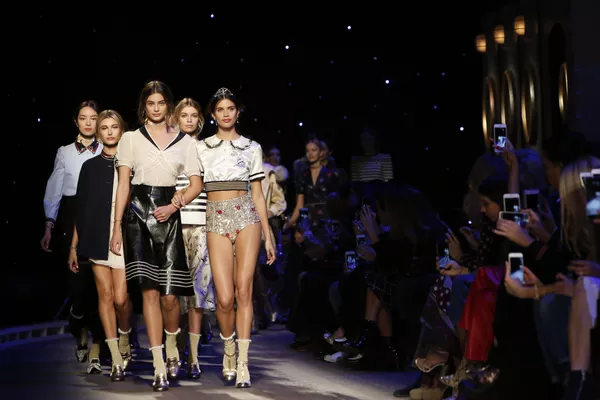 Một bộ sưu tập của Tommy Hilfiger tại Tuần lễ thời trang New York Một bộ sưu tập của Tommy Hilfiger tại Tuần lễ thời trang New York - Sputnik Việt Nam