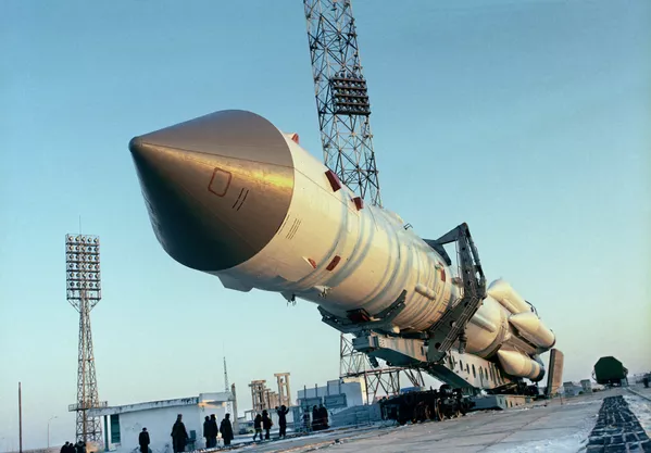Trạm khoa học quỹ đạo “Mir” trên bệ phóng tại sân bay vũ trụ Baikonur Trạm khoa học quỹ đạo “Mir” trên bệ phóng tại sân bay vũ trụ Baikonur - Sputnik Việt Nam