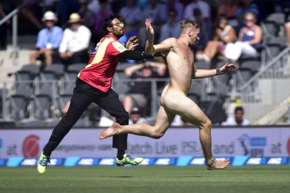 Người đàn ông lõa thể chạy trốn nhân viên bảo vệ trong trận cricket giữa hai đội New Zealand và Úc Người đàn ông lõa thể chạy trốn nhân viên bảo vệ trong trận cricket giữa hai đội New Zealand và Úc - Sputnik Việt Nam
