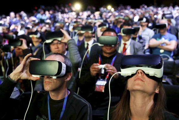 Những người đeo kính ảo Samsung Gear VR tại buổi trình bày điện thoại thông minh mới Samsung S7 ở Barcelona Những người đeo kính ảo Samsung Gear VR tại buổi trình bày điện thoại thông minh mới Samsung S7 ở Barcelona - Sputnik Việt Nam