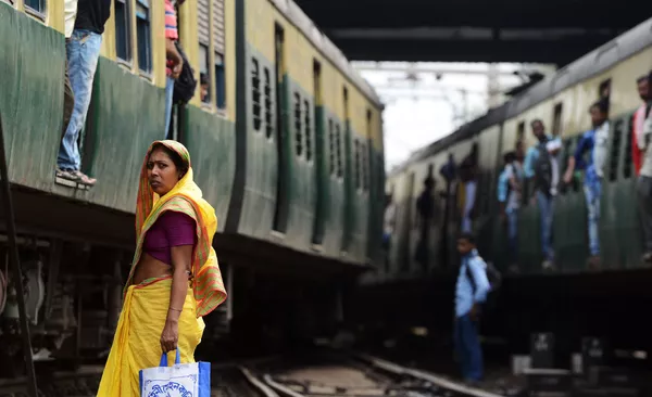 Người phụ nữ Ấn Độ tại nhà ga Kolkata Người phụ nữ Ấn Độ tại nhà ga Kolkata - Sputnik Việt Nam