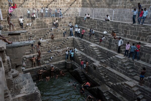 Các thiếu niên Ấn Độ tắm ở Chand Baori. - Sputnik Việt Nam