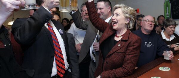 Ứng viên Tổng thống Hoa Kỳ từ đảng Dân chủ Hillary Clinton trong chiến dịch trước bầu cử, dùng bia khi dừng chân tại nhà hàng Bronco thành phố  Crown Point - Sputnik Việt Nam