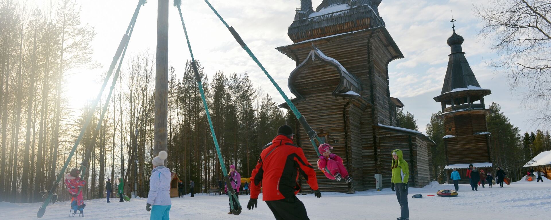 Trẻ em chơi đu quay tại buổi khai mạc tuần lễ Maslenitsa. - Sputnik Việt Nam, 1920, 27.03.2025