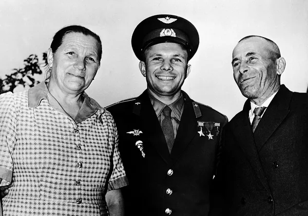 Yuri Gagarin và các cụ thân sinh Yuri Gagarin và các cụ thân sinh - Sputnik Việt Nam