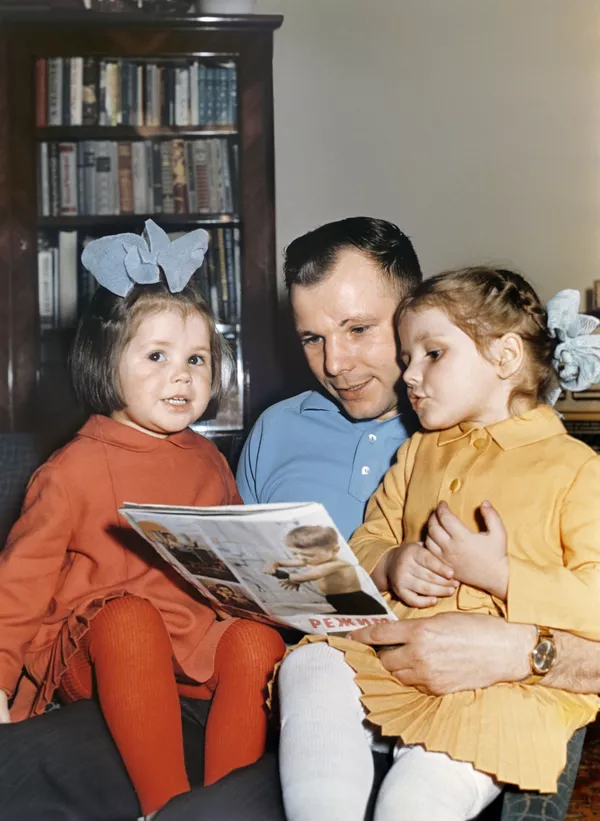 Yuri Gagarin cùng các con gái Yuri Gagarin cùng các con gái - Sputnik Việt Nam