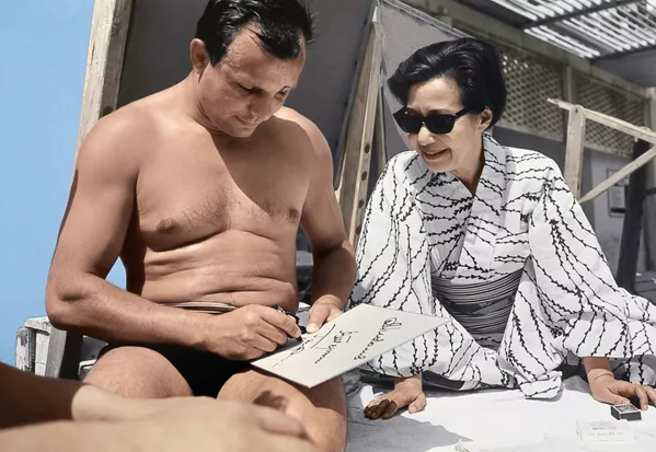 Phi công vũ trụ Liên Xô Yuri Gagarin tặng chữ ký cho nữ diễn viên và nhà làm phim Yoshiko Okada người Nhật Bản trong một kỳ nghỉ ở Crưm Phi công vũ trụ Liên Xô Yuri Gagarin tặng chữ ký cho nữ diễn viên và nhà làm phim Yoshiko Okada người Nhật Bản trong một kỳ nghỉ ở Crưm - Sputnik Việt Nam