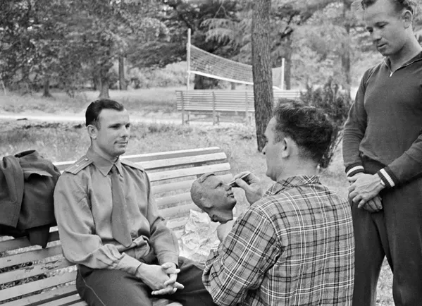 Nhà điêu khắc Liên xô Grigory Postnikov đang thực hiện bức chân dung điêu khắc của phi công vũ trụ Yuri Gagarin. Bên phải - phi hành gia Alexei Leonov Nhà điêu khắc Liên xô Grigory Postnikov đang thực hiện bức chân dung điêu khắc của phi công vũ trụ Yuri Gagarin. Bên phải - phi hành gia Alexei Leonov - Sputnik Việt Nam