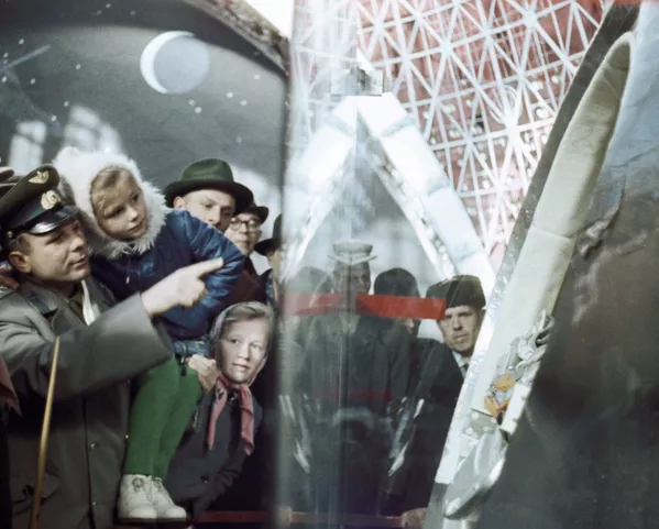 Phi hành gia Yuri Gagarin giới thiệu tàu vũ trụ của mình với con gái Phi hành gia Yuri Gagarin giới thiệu tàu vũ trụ của mình với con gái - Sputnik Việt Nam