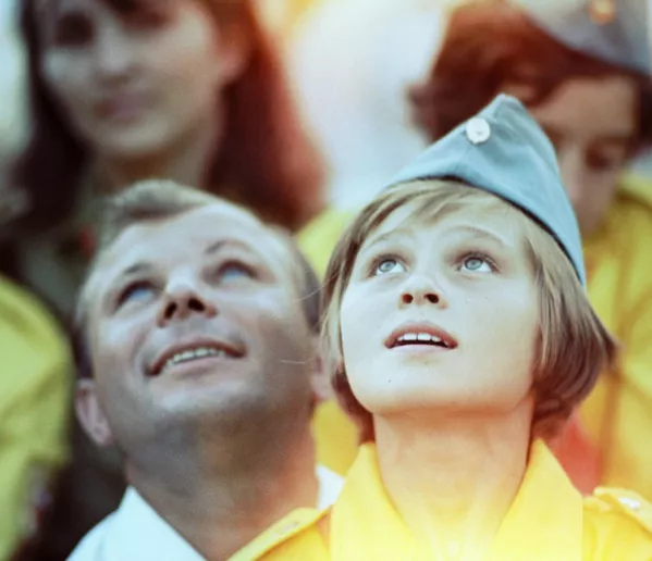 Yuri Gagarin tại trại hè Artek Yuri Gagarin tại trại hè Artek - Sputnik Việt Nam