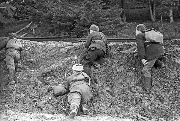 Những người du kích chuẩn bị vụ nổ phá đường sắt trong Chiến tranh Vệ quốc Vĩ đại Những người du kích chuẩn bị vụ nổ phá đường sắt trong Chiến tranh Vệ quốc Vĩ đại - Sputnik Việt Nam