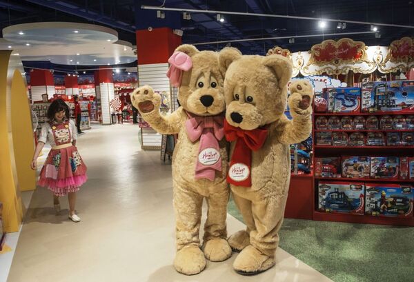 Các nhân viên gian hàng Hamleys tại buổi khai trương Cửa hàng thiếu nhi trung tâm trên quảng trường Lubyanka ở Moskva - Sputnik Việt Nam