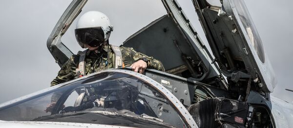 Cường kích cơ Su-24 chuẩn bị cất cánh từ căn cứ không quân Hmeymim, tỉnh Latakia - Sputnik Việt Nam