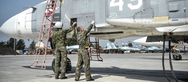 Các phi công lái cường kích cơ Su-24 chuẩn bị cất cánh từ căn cứ Hmeymim, tỉnh Latakia của Syria - Sputnik Việt Nam