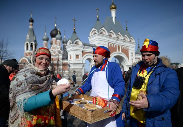 Vui chơi trong lễ Maslenitsa ở tỉnh Novosibirsk - Sputnik Việt Nam