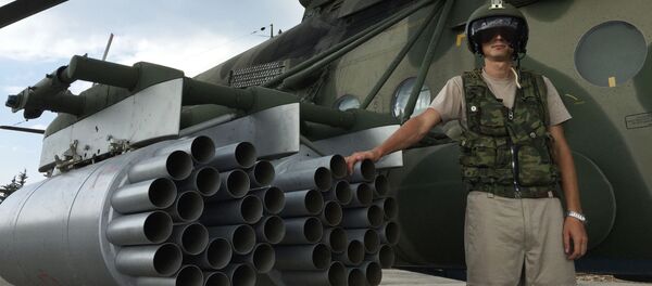 Летчик у российского транспортно-штурмового вертолета МИ-8АМШТ на аэродроме Хмеймим в Сирии - Sputnik Việt Nam