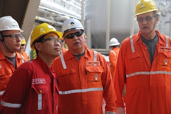 Lãnh đạo Rosneft và Tập đoàn Dầu khí Việt Nam thăm giàn khoan ngoài khơi Việt Nam - Sputnik Việt Nam