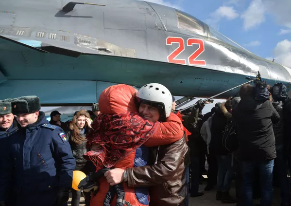 Nhóm máy bay ném bom Su-34 đầu tiên từ Syria hạ cánh xuống gần Voronezh. Nhóm máy bay ném bom Su-34 đầu tiên từ Syria hạ cánh xuống gần Voronezh. - Sputnik Việt Nam