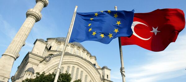 Lá cờ Thổ Nhĩ Kỳ và EU - Sputnik Việt Nam