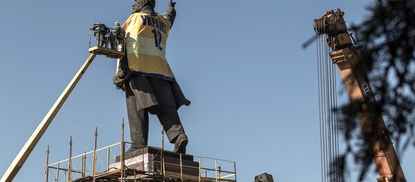 Ukraina mất hai ngày để dỡ tượng Vladimir Lenin - Sputnik Việt Nam