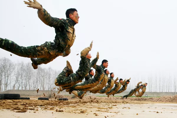Nhóm cảnh sát đặc nhiệm Trung Quốc đang luyện tập Nhóm cảnh sát đặc nhiệm Trung Quốc đang luyện tập - Sputnik Việt Nam