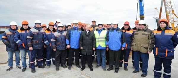 Tổng thống Nga Vladimir Putin đã đến thăm công trường xây dựng đoạn cầu Kerch - Sputnik Việt Nam