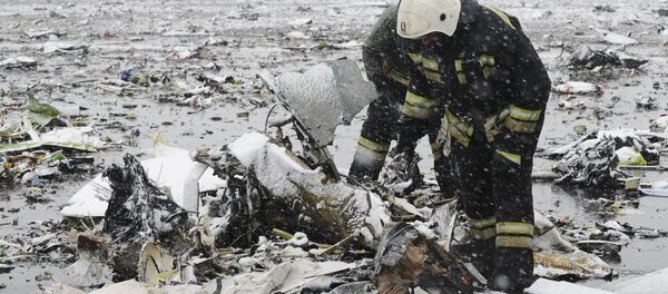 Các nhân viên cứu hộ  tại địa điểm tai nạn - Sputnik Việt Nam