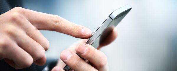 Một người đàn ông cầm điện thoại di động - Sputnik Việt Nam