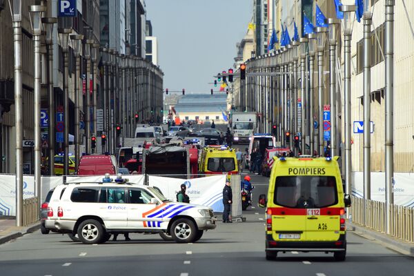 Các nhân viên cứu hộ tại địa điểm vụ nổ trong tàu điện ngầm Brussels - Sputnik Việt Nam