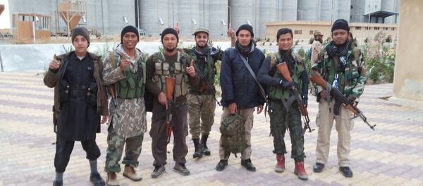 Ảnh các chiến binh DAESH thu được từ tay một tù binh - Sputnik Việt Nam