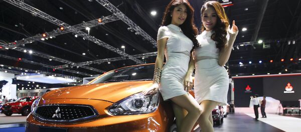 Các người mẫu bên xe Mitsubishi Mirage trong triển lãm ôtô quốc tế lần thứ 37 tại Bangkok, Thái Lan Các người mẫu bên xe Mitsubishi Mirage trong triển lãm ôtô quốc tế lần thứ 37 tại Bangkok, Thái Lan - Sputnik Việt Nam
