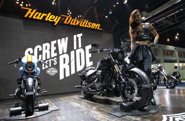 Người mẫu bên xe máy Harley-Davidson trong triển lãm ôtô quốc tế lần thứ 37 tại Bangkok, Thái Lan - Sputnik Việt Nam