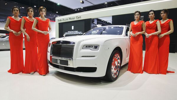 Các người mẫu bên xe Rolls-Royce KoChaMongkol Extended Wheelbase Ghost trong triển lãm ôtô quốc tế lần thứ 37 tại Bangkok, Thái Lan - Sputnik Việt Nam