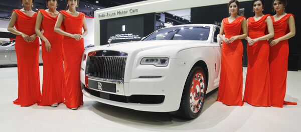 Các người mẫu bên xe Rolls-Royce KoChaMongkol Extended Wheelbase Ghost trong triển lãm ôtô quốc tế lần thứ 37 tại Bangkok, Thái Lan - Sputnik Việt Nam