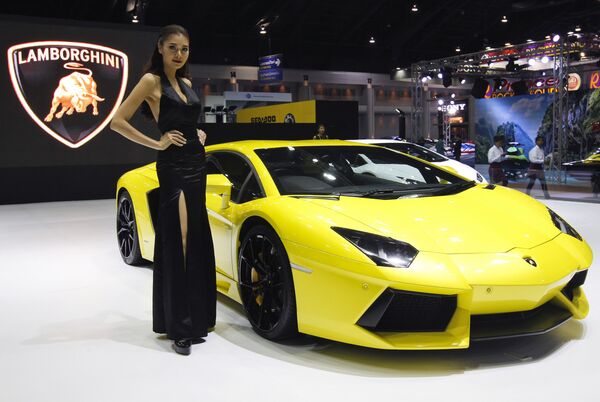 Người mẫu bên xe Lamborghini Aventador LP700-4 trong triển lãm ôtô quốc tế lần thứ 37 tại Bangkok, Thái Lan - Sputnik Việt Nam