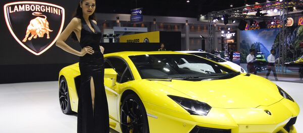 Người mẫu bên xe Lamborghini Aventador LP700-4 trong triển lãm ôtô quốc tế lần thứ 37 tại Bangkok, Thái Lan - Sputnik Việt Nam