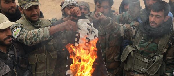 Quân nhân Syria và dân quân đã đốt là cờ màu đen của IS Quân nhân Syria và dân quân đã đốt là cờ màu đen của IS - Sputnik Việt Nam