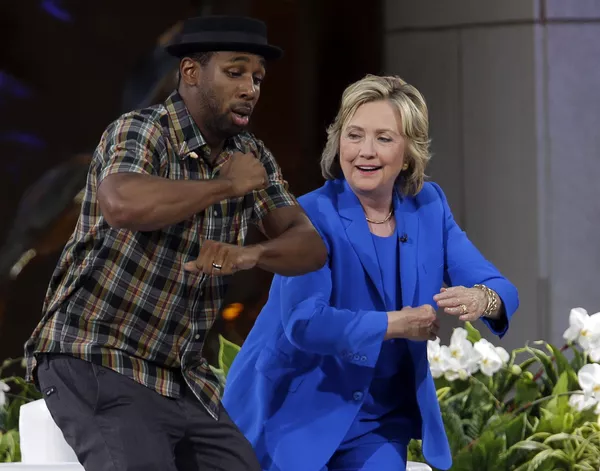 Ứng viên Tổng thống Hoa Kỳ Hillary Clinton khiêu vũ với DJ Stephen tWitch” Boss ở New York, năm 2015 Ứng viên Tổng thống Hoa Kỳ Hillary Clinton khiêu vũ với DJ Stephen tWitch” Boss ở New York, năm 2015 - Sputnik Việt Nam
