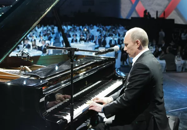 Ông Vladimir Putin trong buổi hòa nhạc từ thiện giúp đỡ bệnh nhi ung thư tại Saint-Peterburg, năm 2010 Ông Vladimir Putin trong buổi hòa nhạc từ thiện giúp đỡ bệnh nhi ung thư tại Saint-Peterburg, năm 2010 - Sputnik Việt Nam