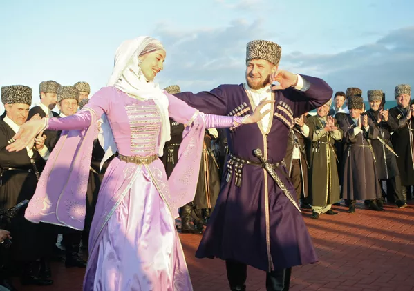 Ông Ramzan Kadyrov đứng đầu Cộng hòa Chechnya trong lễ kỷ niệm Ngày hội ngôn ngữ Chechen Ông Ramzan Kadyrov đứng đầu Cộng hòa Chechnya trong lễ kỷ niệm Ngày hội ngôn ngữ Chechen - Sputnik Việt Nam