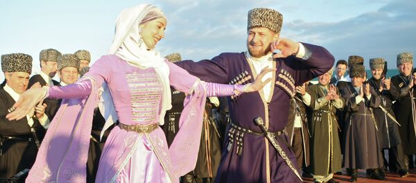 Ông Ramzan Kadyrov đứng đầu Cộng hòa Chechnya trong lễ kỷ niệm Ngày hội ngôn ngữ Chechen Ông Ramzan Kadyrov đứng đầu Cộng hòa Chechnya trong lễ kỷ niệm Ngày hội ngôn ngữ Chechen - Sputnik Việt Nam