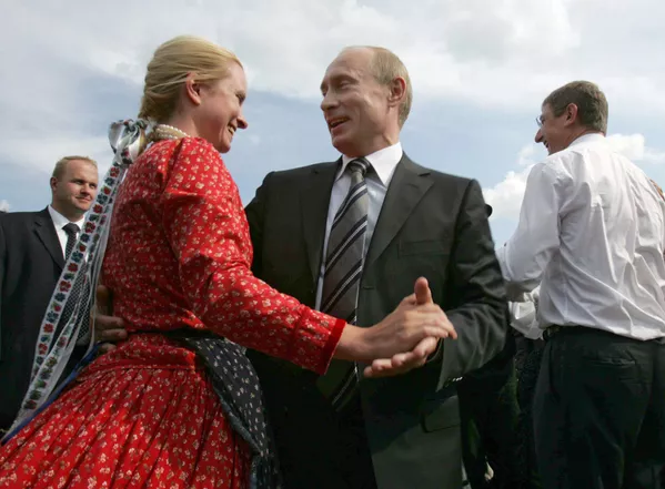 Tổng thống Nga Vladimir Putin tại Hội chợ Nghệ nhân ở Saransk, năm 2007 Tổng thống Nga Vladimir Putin tại Hội chợ Nghệ nhân ở Saransk, năm 2007 - Sputnik Việt Nam