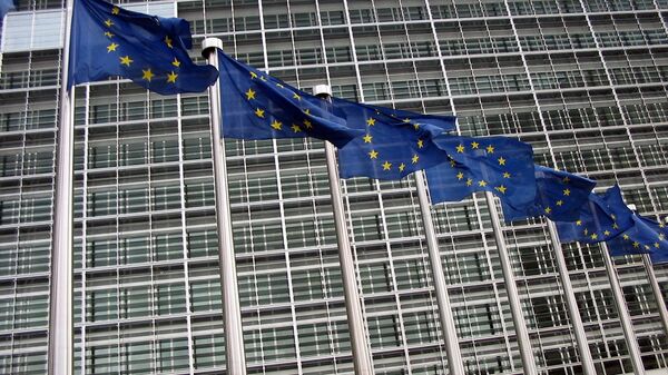 Những lá cờ của EU trên tòa nhà trụ sở Ủy ban châu Âu - Sputnik Việt Nam