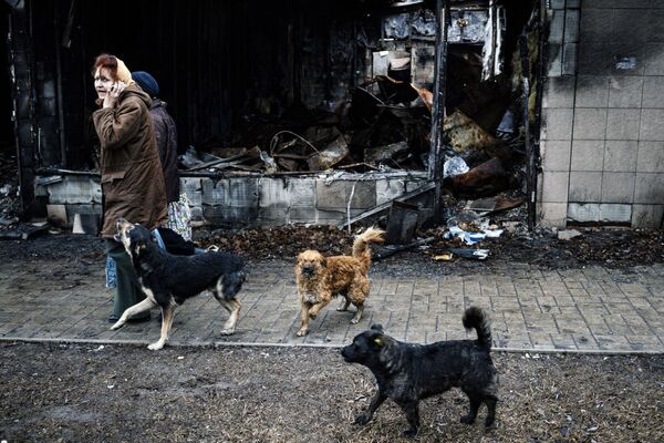 Người dân trên đường phố Donetsk - Sputnik Việt Nam