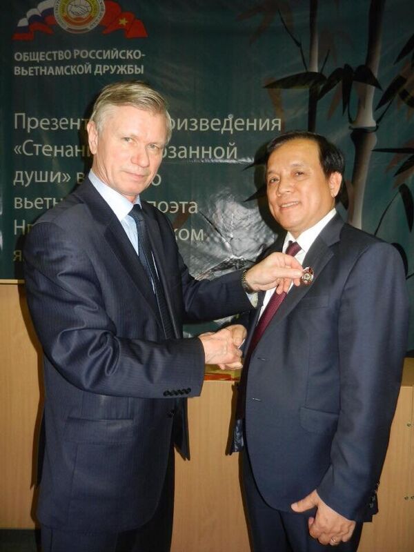 Ông Hoàng Văn Vinh và Chủ tịch Hội hữu nghị Nga-Việt Vladimir Buyanov Ông Hoàng Văn Vinh và Chủ tịch Hội hữu nghị Nga-Việt Vladimir Buyanov - Sputnik Việt Nam