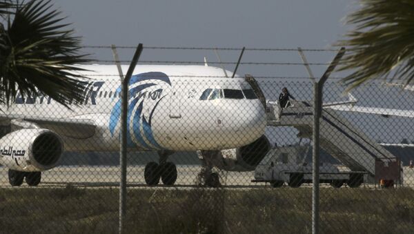 Захваченный самолет Egypt Air в аэропорту Ларнаки - Sputnik Việt Nam