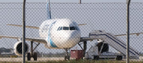 Захваченный самолет Egypt Air в аэропорту Ларнаки Захваченный самолет Egypt Air в аэропорту Ларнаки - Sputnik Việt Nam
